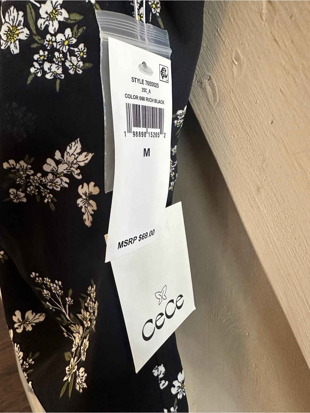 CeCe Black Floral Ruched Sleeveless Blouse Top Medium NWT V-Neck - Picture 3 of 9